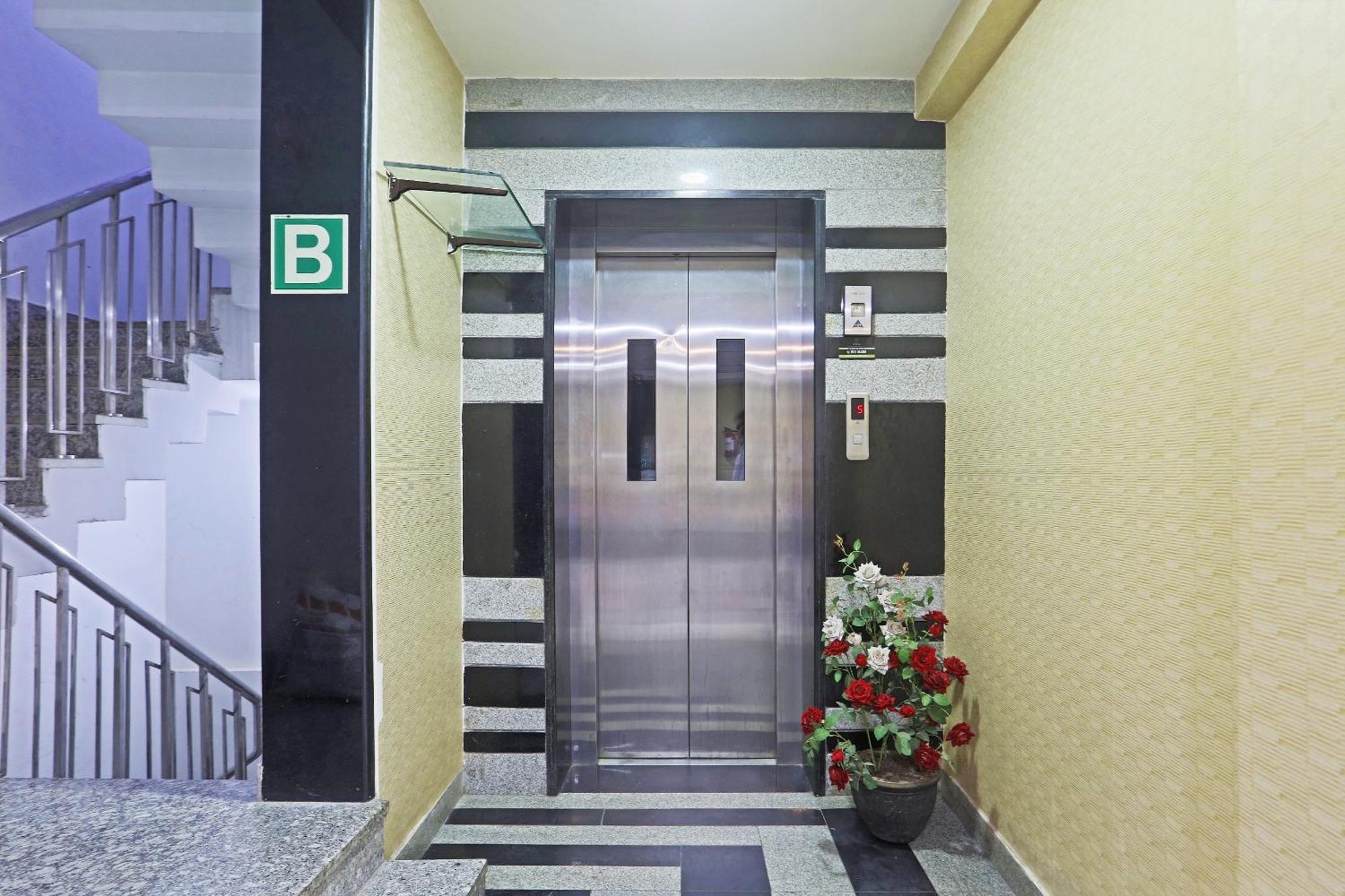 Hotel Aerostar Gold - Opposite Max Healthcare Delhi Zewnętrze zdjęcie
